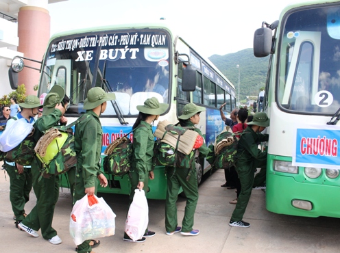 Các chiến sĩ nhí tỉnh Bình Định lên xe di chuyển đến Trung đoàn 739